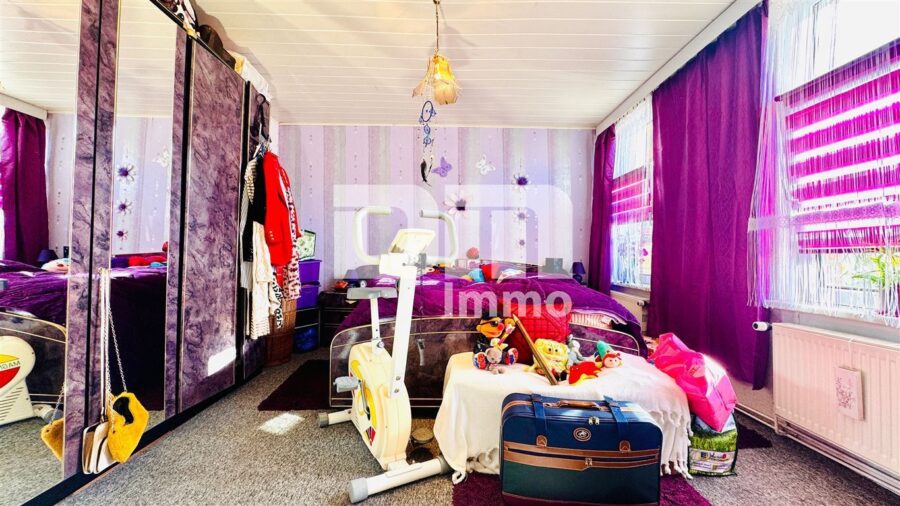 Solides Ein- bis Zweifamilienhaus mit großer Terrasse, Nebengebäude und opulenten Gartenbereich - EG Schlafzimmer